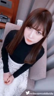 Một cặp đôi thực sự đang chơi đùa với con dâu của họ ở nhà để những người bạn sói của họ nhìn thấy. Họ dang rộng âm hộ của cô ấy ra và cho con dâu xem âm hộ của cô ấy mà không dùng bao cao su. Bộ ngực của cô ấy lộ ra và cô ấy đang bị quan hệ một cách dữ dội. Cô chị dâu gần như lộ mặt.