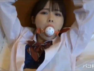Cô giáo đến thăm cậu học trò nghỉ học thì bị bố cậu ta chuốc thuốc kích dục